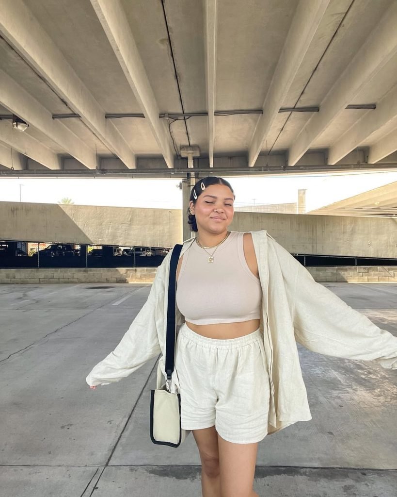 21 Clean Girl Outfit Ideas That Turn Basic Pieces Into Aesthetic ...