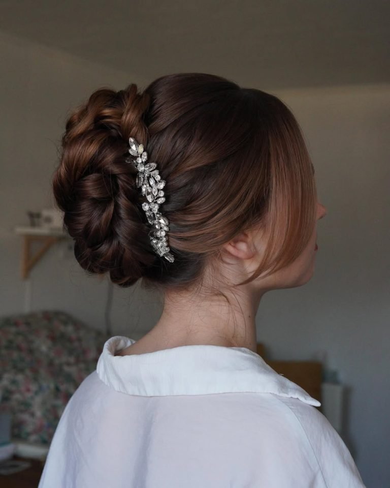 18 Clean Girl Hairstyle Ideas That Make Minimal Look High-End - Glimsie