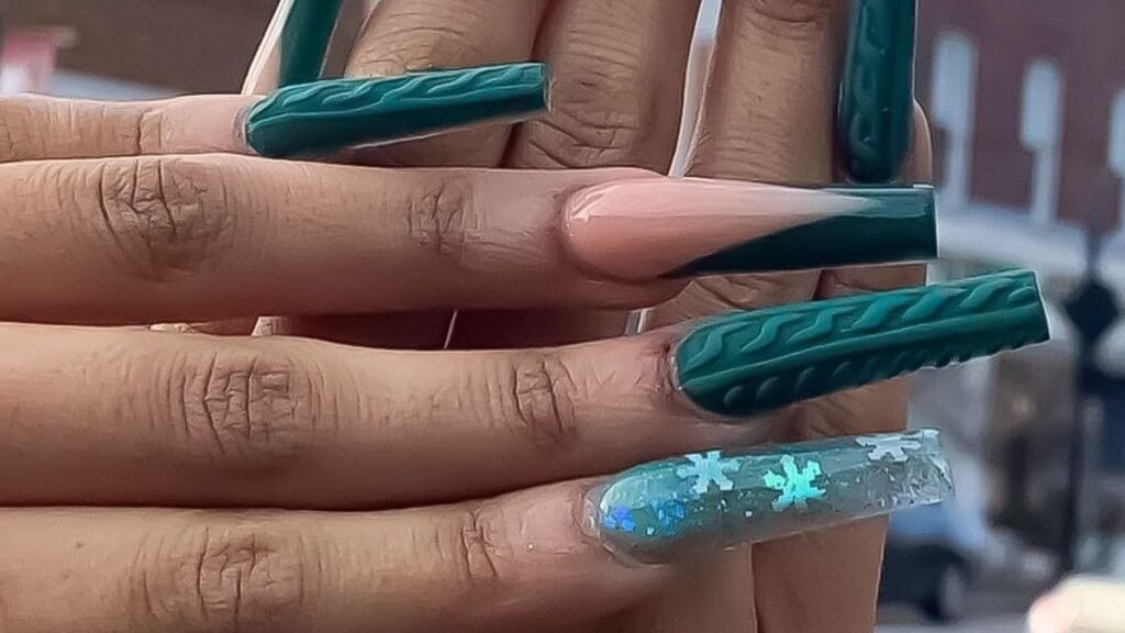 Long green Christmas coffin nails with cable knit texture, glossy tips, and a glitter snowflake accent nail